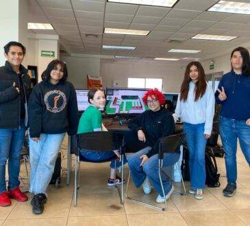 Los integrantes del equipo Unilíder concentrados en la biblioteca de la Universidad.