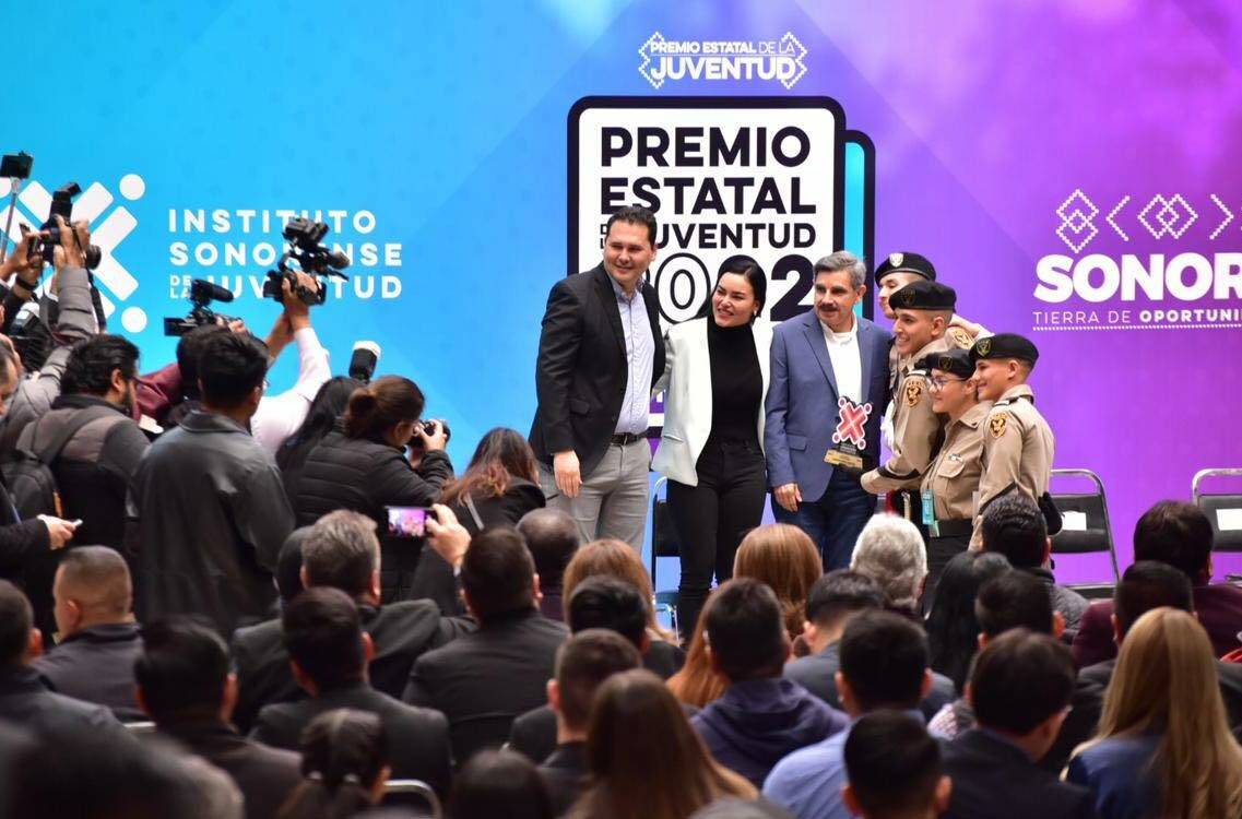 Rebeca Valenzuela, directora del Instituto Sonorense de la Juventud, entregó a representantes de Rescate Juvenil el “Premio Estatal de la Juventud”. Ganaron en la categoría Compromiso Social.