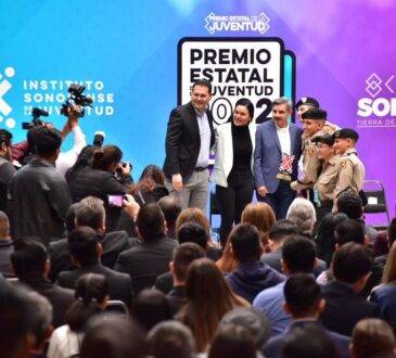 Rebeca Valenzuela, directora del Instituto Sonorense de la Juventud, entregó a representantes de Rescate Juvenil el “Premio Estatal de la Juventud”. Ganaron en la categoría Compromiso Social.