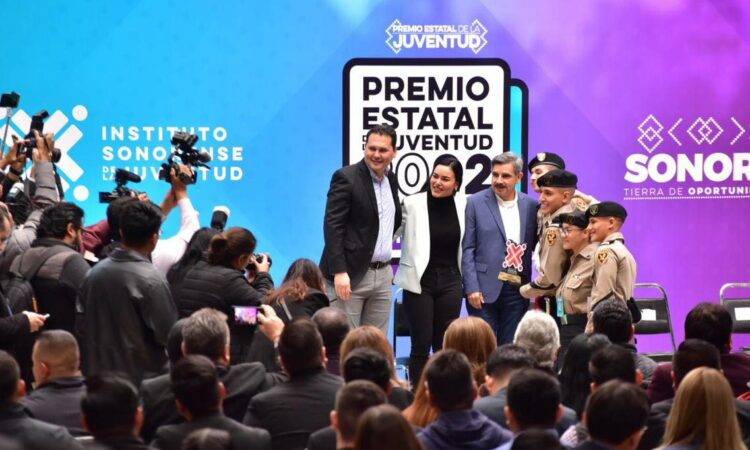 Rebeca Valenzuela, directora del Instituto Sonorense de la Juventud, entregó a representantes de Rescate Juvenil el “Premio Estatal de la Juventud”. Ganaron en la categoría Compromiso Social.