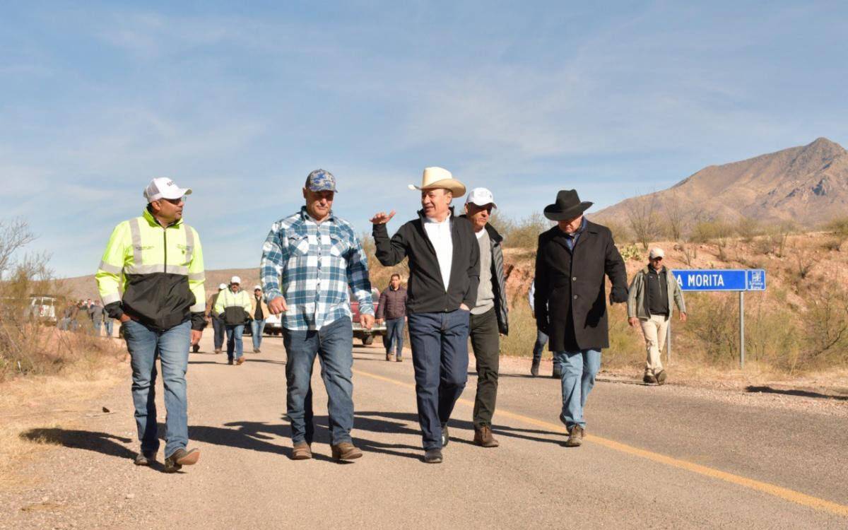 El Gobernador Alfonso Durazo en recorrido por la construcción de la carretera.