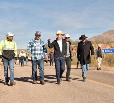El Gobernador Alfonso Durazo en recorrido por la construcción de la carretera.