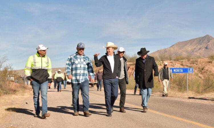 El Gobernador Alfonso Durazo en recorrido por la construcción de la carretera.