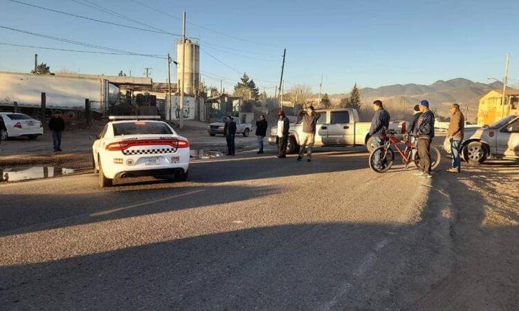 Los trabajadores mineros de la sección 65 de Cananea insisten en ser reinstalados y estrangularon por un día el tránsito en la carretera.