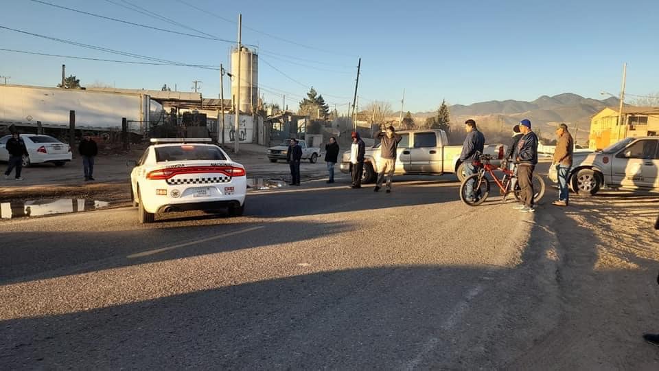 Los trabajadores mineros de la sección 65 de Cananea insisten en ser reinstalados y estrangularon por un día el tránsito en la carretera.