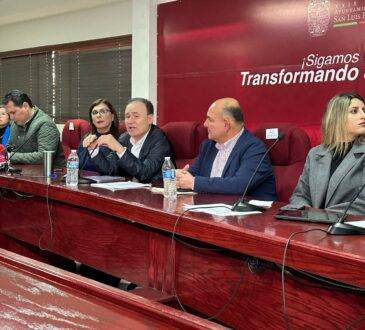 Gobernador anuncia cambios en su gabinete.