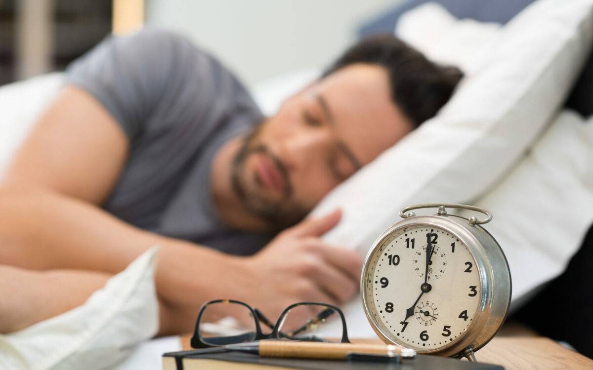 Las nuevas generaciones duermen menos de siete horas, se la pasan revisando sus dispositivos, la luz tan intensa interfiere en el deseo de dormir