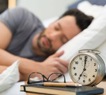 Las nuevas generaciones duermen menos de siete horas, se la pasan revisando sus dispositivos, la luz tan intensa interfiere en el deseo de dormir