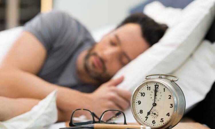 Las nuevas generaciones duermen menos de siete horas, se la pasan revisando sus dispositivos, la luz tan intensa interfiere en el deseo de dormir