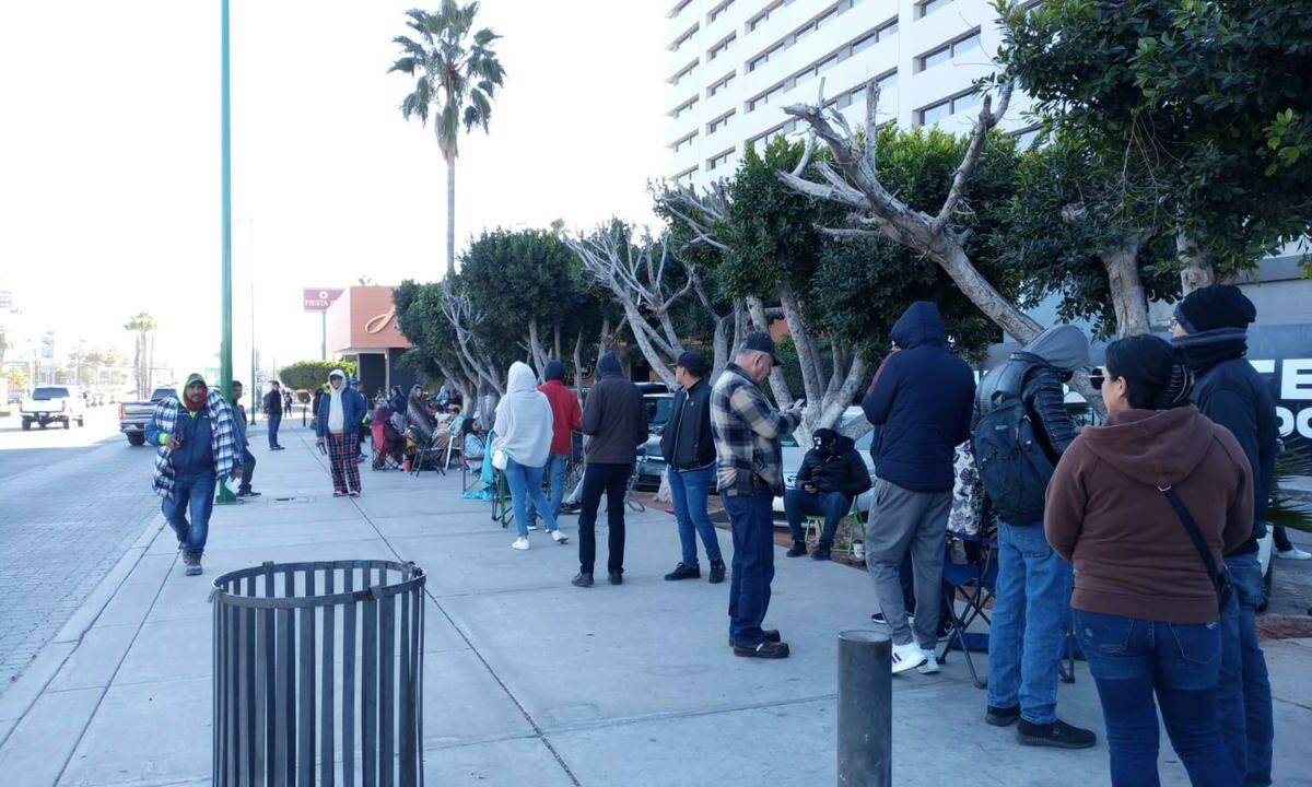 Ni el frío, ni las horas importaron para ser los primeros en obtener entradas al Palenque.