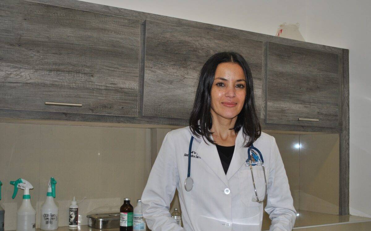 Dra. Alexandra Da Costa, es originaria de Urugay, especialista en terapia y clínica de perros y gatos, desde hace ocho años trabaja en un Hospital Veterinario en Hermosillo.