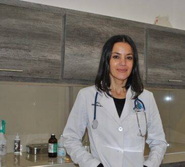 Dra. Alexandra Da Costa, es originaria de Urugay, especialista en terapia y clínica de perros y gatos, desde hace ocho años trabaja en un Hospital Veterinario en Hermosillo.