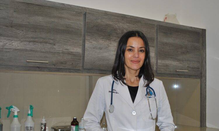 Dra. Alexandra Da Costa, es originaria de Urugay, especialista en terapia y clínica de perros y gatos, desde hace ocho años trabaja en un Hospital Veterinario en Hermosillo.