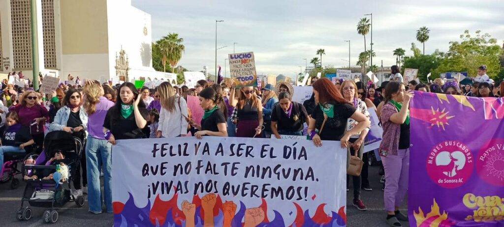 Durante el trayecto portaron carteles y lonas con la exigencia.