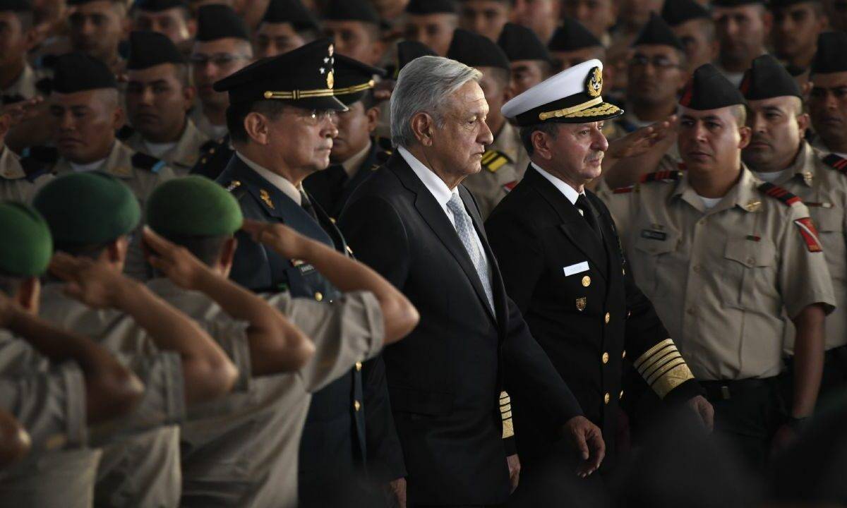 Andrés Manuel López Obrador, junto con el Secretario de la Defensa, y el Almirante Secretario de la Armada de México.