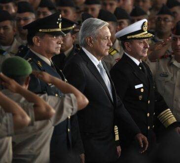 Andrés Manuel López Obrador, junto con el Secretario de la Defensa, y el Almirante Secretario de la Armada de México.
