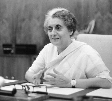 Indira Gandhi, estadista india, primera ministra del país entre 1966 y 1977; reelegida en 1980, su asesinato en 1984 truncó su último mandato.