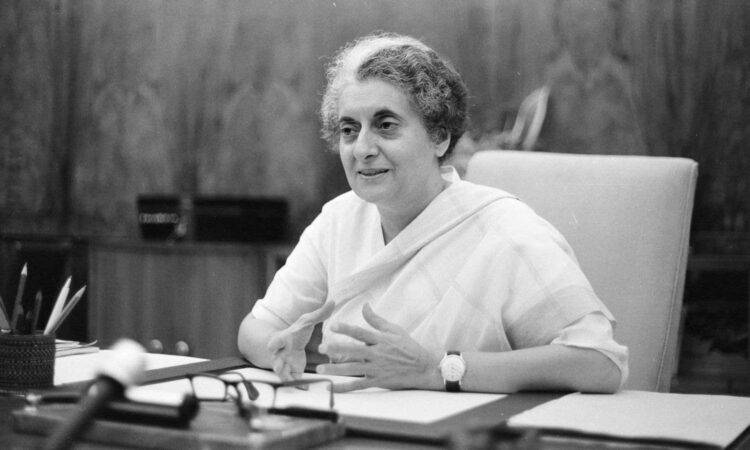 Indira Gandhi, estadista india, primera ministra del país entre 1966 y 1977; reelegida en 1980, su asesinato en 1984 truncó su último mandato.