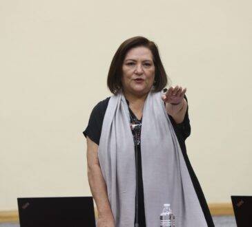 Guadalupe Taddei, levantó su brazo izquierdo para tomar protesta como presidenta del INE.
