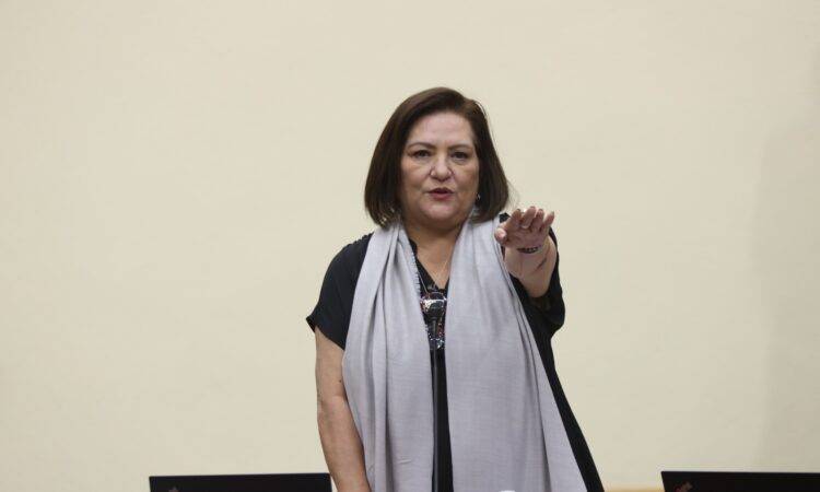 Guadalupe Taddei, levantó su brazo izquierdo para tomar protesta como presidenta del INE.