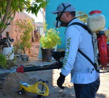 Personal de Salud con su equipo de “motomochilas”.