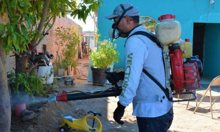 Personal de Salud con su equipo de “motomochilas”.