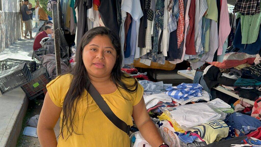Brenda, tiene el bazar migrante en el albergue “Vida Plena Corazón Contento”.