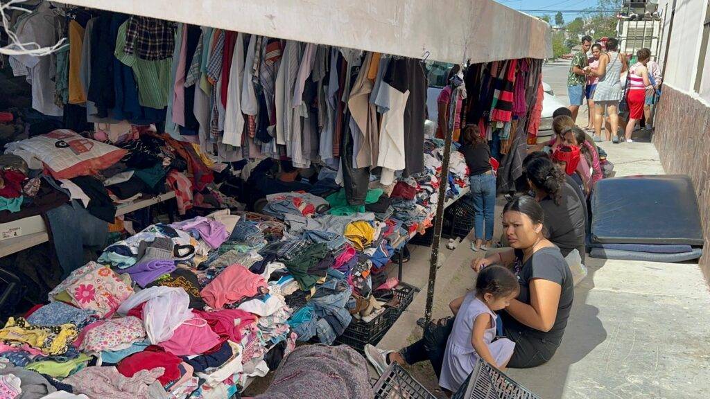 En el bazar reciben donaciones de ropa.
