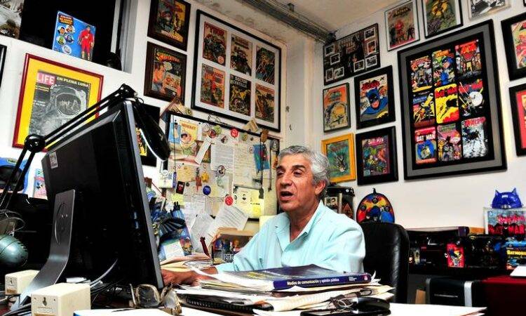 El profesor Francisco Ceballos tiene una colección acumulada a lo largo de más de 40 años.