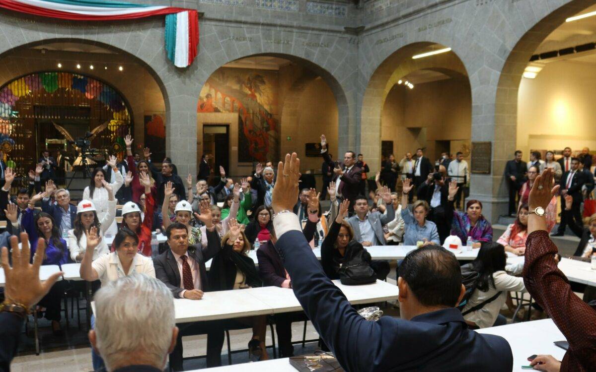 Los senadores de Morena y aliados, en una noche y sin oposición presente, aprobaron 20 reformas en “fast track”.