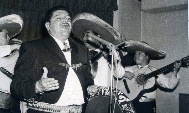 José Alfredo Jiménez, cantante y compositor mexicano.
