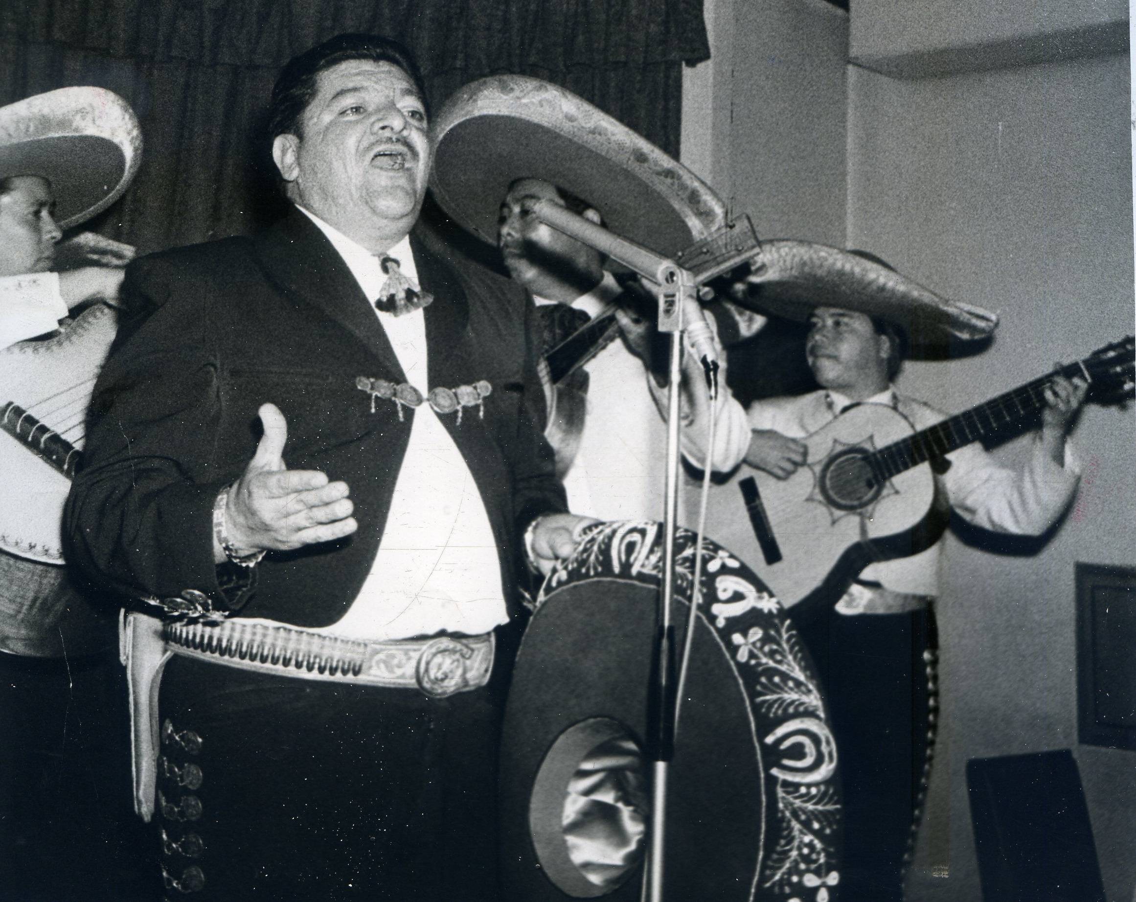 José Alfredo Jiménez, cantante y compositor mexicano.