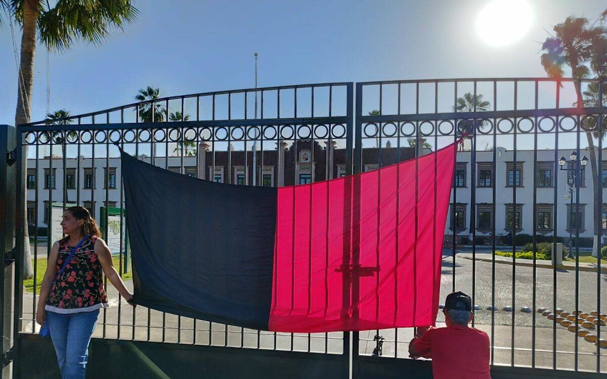 Los maestros sindicalizados colocaron banderas el pasado viernes 28 de abril.