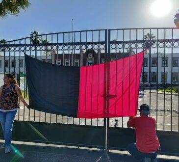 Los maestros sindicalizados colocaron banderas el pasado viernes 28 de abril.