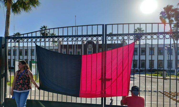 Los maestros sindicalizados colocaron banderas el pasado viernes 28 de abril.