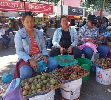 Por fuera del Mercado Municipal, se colocan vendedoras de este fruto.