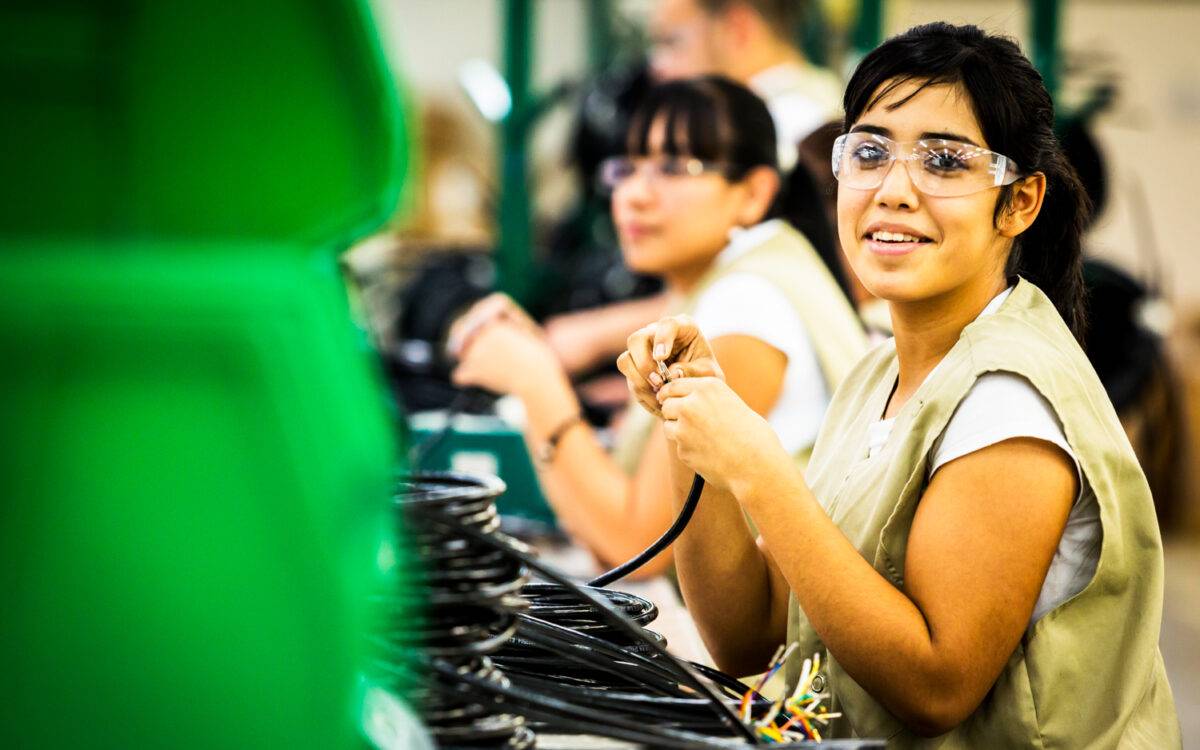 En la tasa de participación laboral de las mujeres, México ocupa la posición 125, ya que sólo el 44% de las mujeres participan en la fuerza laboral 