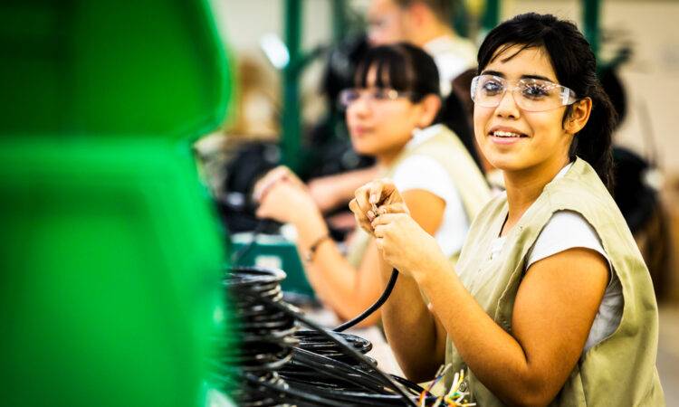 En la tasa de participación laboral de las mujeres, México ocupa la posición 125, ya que sólo el 44% de las mujeres participan en la fuerza laboral 