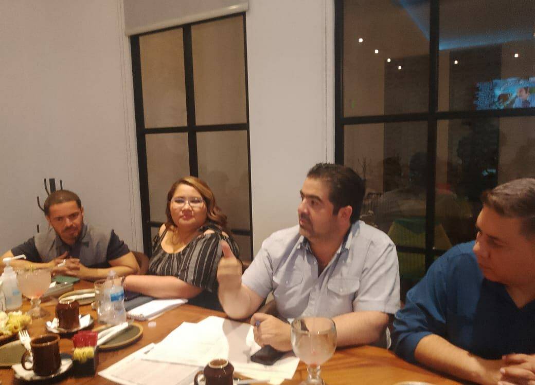 El director general de ICATSON, Manuel Gallegos se reunió con integrantes de los medios de comunicación con la finalidad de promover las bondades de esta institución.