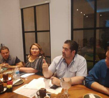 El director general de ICATSON, Manuel Gallegos se reunió con integrantes de los medios de comunicación con la finalidad de promover las bondades de esta institución.