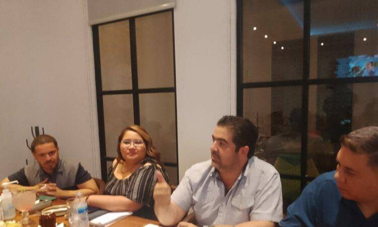 El director general de ICATSON, Manuel Gallegos se reunió con integrantes de los medios de comunicación con la finalidad de promover las bondades de esta institución.