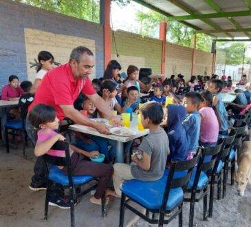 Don Anselmo hace “rendir” el alimento, pero en esta época del año les llega más gente porque se quedan sin trabajo; pide ayuda de la sociedad