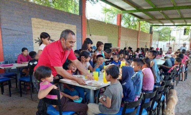 Don Anselmo hace “rendir” el alimento, pero en esta época del año les llega más gente porque se quedan sin trabajo; pide ayuda de la sociedad