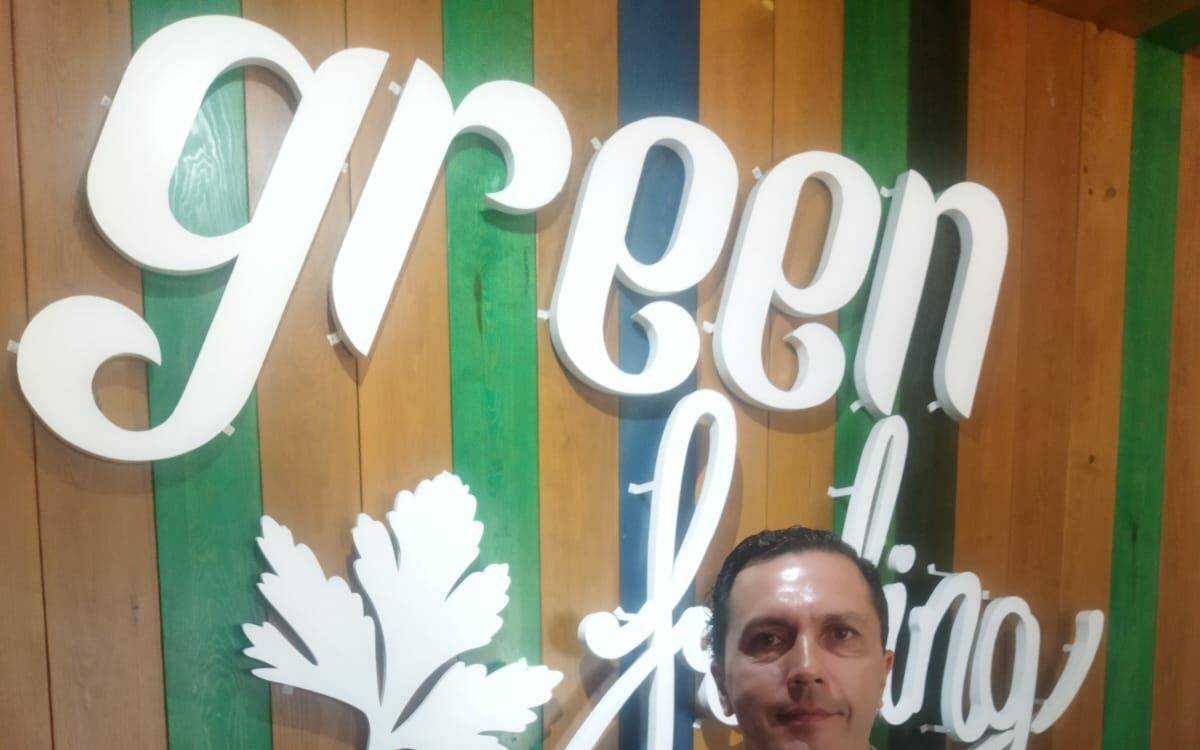 José Luis García estudió pastelería y turismo, su inquietud y pasión por servir lo ha llevado a establecer exitosos proyectos empresariales.