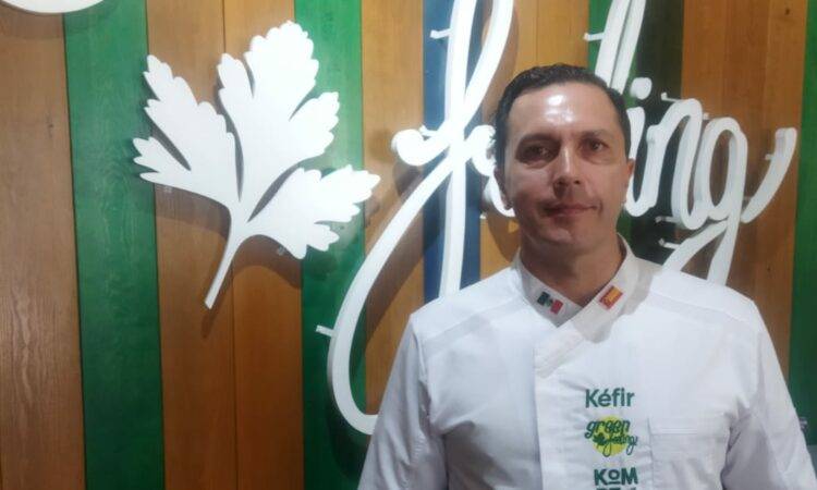 José Luis García estudió pastelería y turismo, su inquietud y pasión por servir lo ha llevado a establecer exitosos proyectos empresariales.