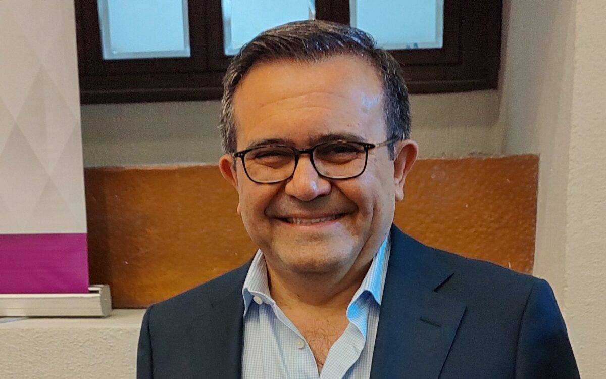 Aspira a ser candidato a la presidencia por el Frente Amplio por México. “Mi trayectoria no es de cuenta chistes. El país no necesita payasos”