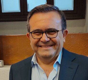 Aspira a ser candidato a la presidencia por el Frente Amplio por México. “Mi trayectoria no es de cuenta chistes. El país no necesita payasos”
