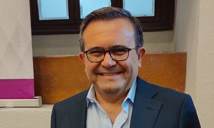 Aspira a ser candidato a la presidencia por el Frente Amplio por México. “Mi trayectoria no es de cuenta chistes. El país no necesita payasos”