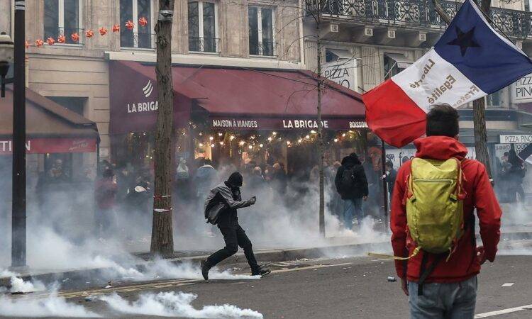 Destrucción, robos, asesinatos, violaciones de mujeres y niños, quema de autos y de edificios, bombas, enfrentamientos con la policía, terrorismo… de fondo, el multiculturalismo