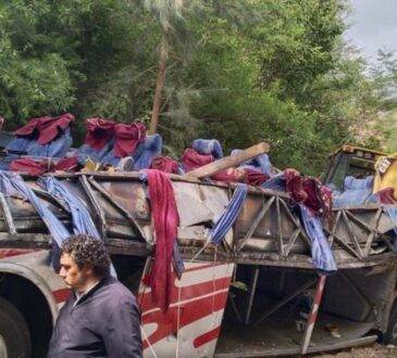 Durante la mañana, autoridades del estado de Oaxaca reportan un accidente donde un autobús de pasajeros, protagonizó un choque-volcadura,